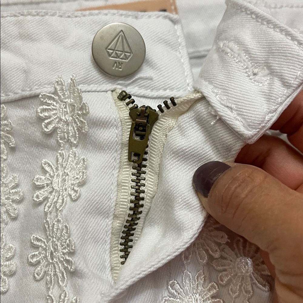 REVERSE white denim shorts with white flower appliqué size Large - Picture 6 of 9
